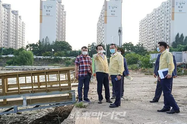 목포시 김종식 시장은 “24일 류연기 영산강유역환경청장과 제8호 태풍 ‘바비’가 우리지역에 영향을 미칠 것을 판단, 이에 대비하고자 영산호를 방문 점검했다”고 밝혔다. (사진_목포시청)