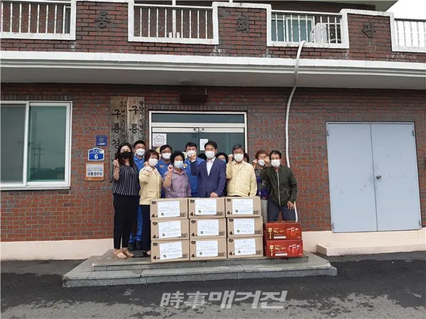광양시는 “18일 삼진기업(주)에서 자매결연 마을인 진월면 구룡마을을 찾아 추석선물을 전달했다”고 밝혔다.(사진_광양시청)