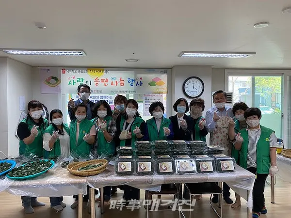 목포시는 “연산동 새마을부녀회가 추석을 맞아 지난 21일 홀로 사는 어르신 송편 나눔 행사를 가졌다”고 밝혔다.(사진_목포시청)