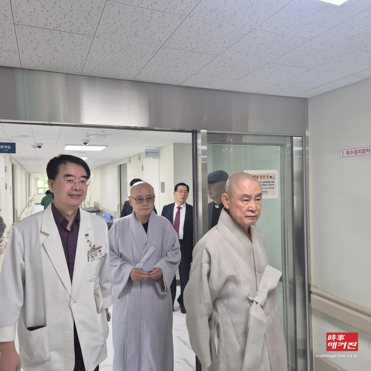 22일 울산 울주군 온양읍 울주병원을 방문한 국제종교연합 소속 불교계 지도자들이 병원 관계자의 안내를 받으며 주요 진료시설을 둘러보고 있다..(사진=온병원)