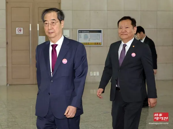경찰은 대통령집무실 복도와 국무회의가 열린 대접견실과 관련된 CCTV 자료를 비상계엄 선포 당일인 지난해 12월3일 오후 6시부터 다음 날인 12월4일까지 전부 확보한 상태다. 이와 관련, 한덕수 전 국무총리와 이상민 전 행정안전부 장관과 최상목 전 경제부총리의 진술 중 배치되는 부분을 확인하고 5월26일 오전 추가 조사를 진행했다. 세 사람은 모두 내란 혐의 피의자로, 계엄 선포를 앞두고 열린 국무회의에 참석한 바 있다.(사진_뉴시스)