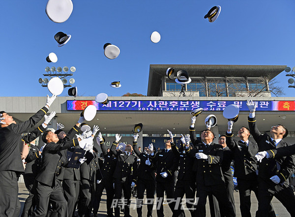 11월 29일 경남 창원시 해군사관학교에서 열린'제127기 사관후보생 임관식'에서 신임 소위들이 정모를 던지며 임관을 기뻐하고 있다.(사진_해군)