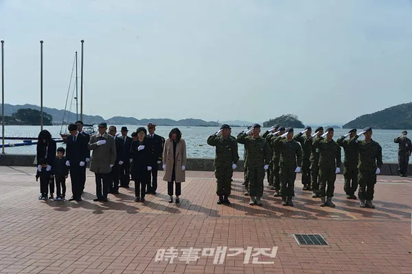 해군 특수전전단은 30일(월) 경남 창원시 진해루해변공원 한주호 동상 앞에서 제10주기 故 한주호 준위 추모식을 거행했다.사진은 해군 특수전전단이 30일(월) 유가족과 함께 진해해변공원 한주호 동상 앞에서 제10주기 추모식을 거행하고 있다.(사진_해군 특수전전단)