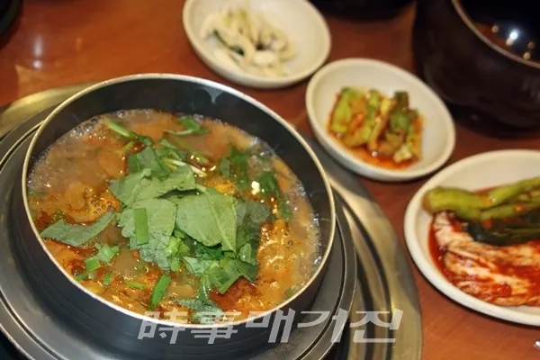 불판 위에 놓여 진 추어탕이 끓어오르고 뚝배기에 먹을 만큼 덜어 한 숟가락 뜬다. 그리고 김치 한 점. 허기진 배를 달래고 더위에 약해진 기력을 보충하기에 이만한 것이 없다.