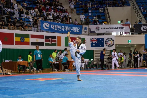 ‘2024 문경 세계태권도한마당’의 국내 첫 우승자가 된 전민지 선수가 품새를 시연하고 있다. (사진_국기원)