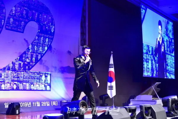 탤런트 겸 가수 이정용이 관객들 앞에서 퍼포먼스를 선보이고 있다.