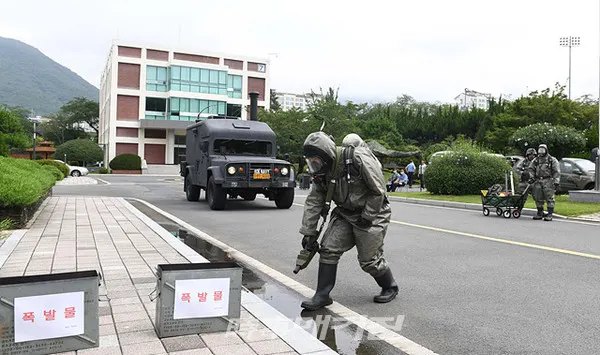 해군 진해기지사령부는 “30일 국방과학연구소 해양기술연구원에서 진해경찰서와 함께 군·경 합동 대테러훈련을 실시했다”고 밝혔다.사진은 30일 국방과학연구소에서 실시된 군ㆍ경 합동 대테러훈련에서 해군 진해기지사령부 화생방신속대응팀이 의심물질 제거를 위해 주변을 제독하고 있다. (사진_해군진해기지사령부)