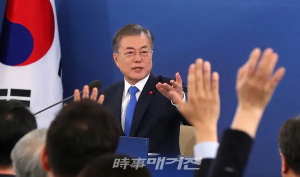 문재인 대통령이 지난 1월 10일 청와대 영빈관에서 열린 '2019 문재인 대통령 신년기자회견'에서 질문자를 지목하고 있다.(사진_시사매거진 DB)