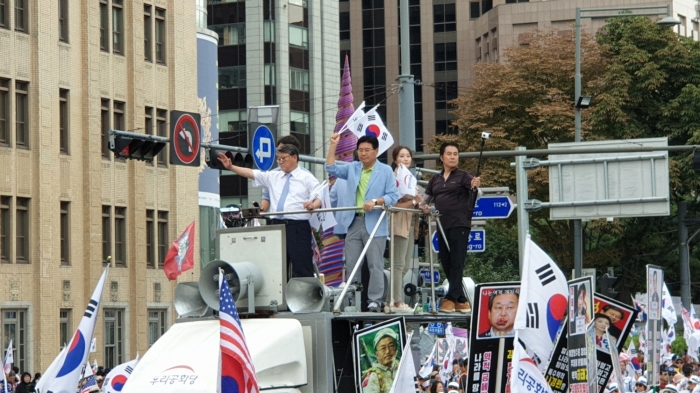 광화문 사거리를 통과하는 우리공화당 집회 퍼레이드 대열