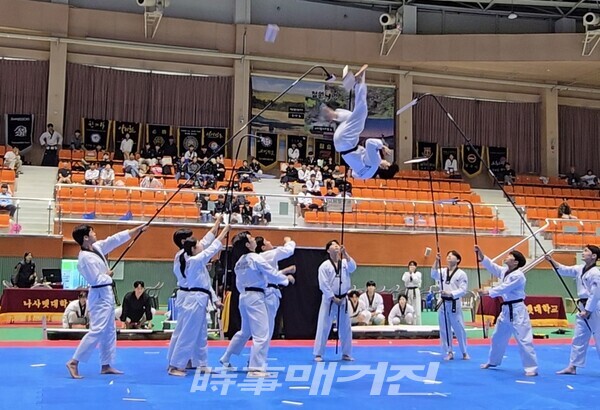 나사렛대학교 태권도 학과 시범단이 식후 행사로 시범을 하고 있다. (사진_이성만 기자)