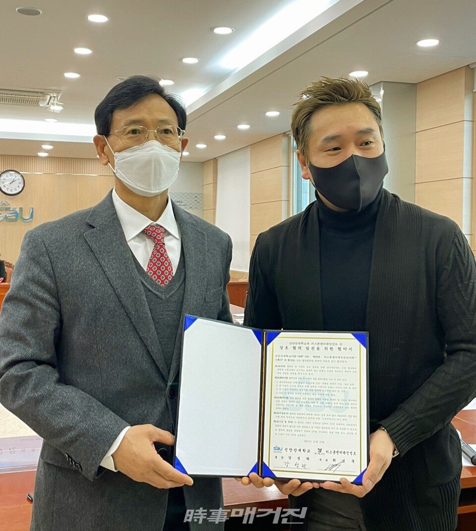 강성락 총장(좌), 최성묵 대표(우) (사진=키스톤엔터테인먼트)