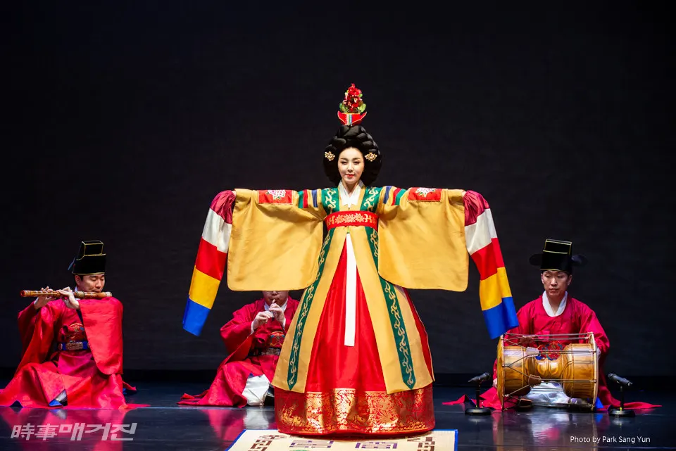 한국문화재재단(이사장 진옥섭)의 춤판 팔일 1행 이현희의 ‘춘앵전’(사진=시사매거진 박상윤 기자)