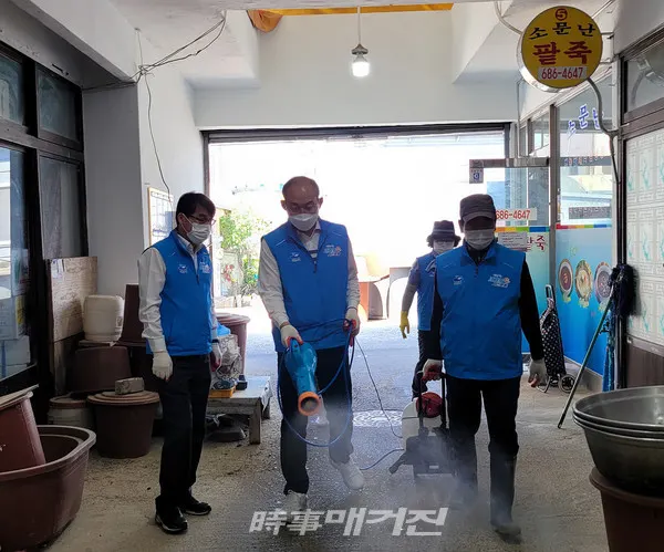 ▲ 여수시 시전동 섬섬여수 세계로 3대 시민운동 실천본부가 지난 5월 13일 코로나19 바이러스의 지역 내 감염 확산을 차단하기 위해 방역소독을 펼쳤다.
