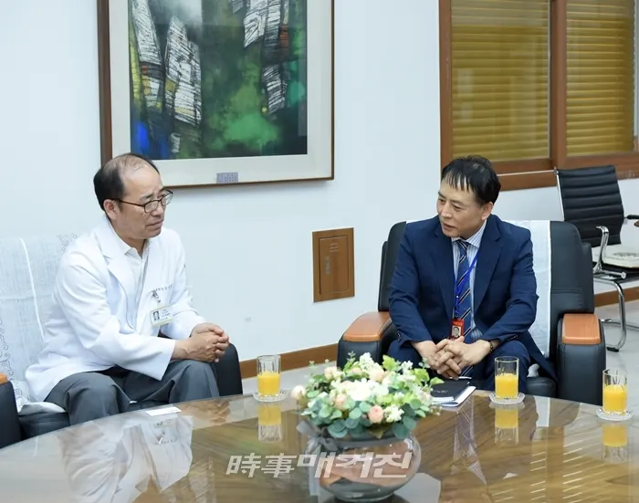 시사매거진전북본부 김창윤 기자와 대담 중인 조남천 원장