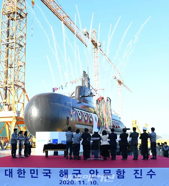 봉오동ㆍ청산리 전투 100주년을 맞아 승전의 주역이었던 안무(安武) 장군이 3,000톤급 차기잠수함으로 부활한다. 방위사업청은 해군(참모총장 대장 부석종)과 함께 중형급 잠수함 2번함 ｢안무함(KSS-Ⅲ, 3,000톤급)｣ 진수식을 11월 10일 오후 거제 대우조선해양 옥포조선소에서 거행했다.사진은 5. 10일 서욱 국방부장관을 주빈으로 거제 대우조선해양 옥포조선소에서 거행된 장보고-Ⅲ 2번함 ‘안무함(3,000톤급)’ 진수식에서 참석자들이 안무함의 안전항해를 기원하며 진수를 축하하고 있다. (사진_해군)