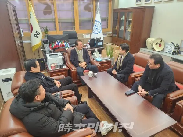 전갑길 이사장과 김정주 회장 및 임원들이 이야기를 나누고 있다. (사진_신준영기자)