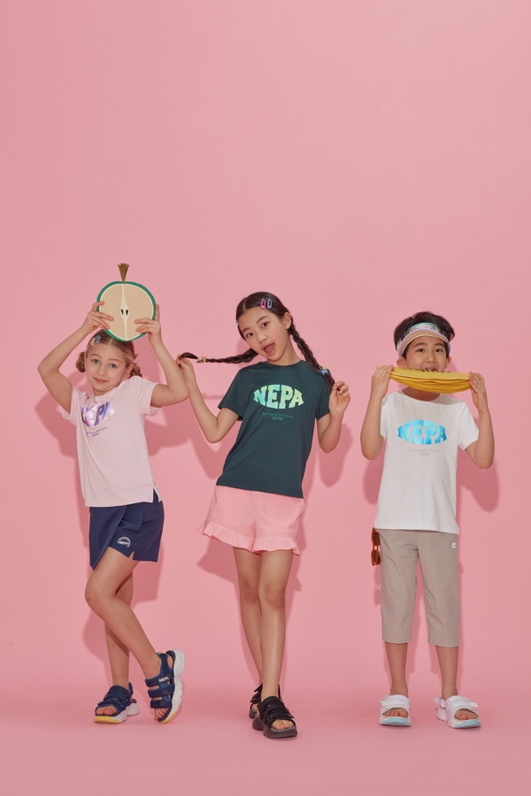 네파 키즈 아이스콜드 시리즈 ‘루멘 메쉬’ 착용한 나하은과 모델 화보컷