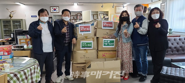 시사매거진전북본부, 전주연탄은행에 아동내의 기탁(사진_시사매거진)