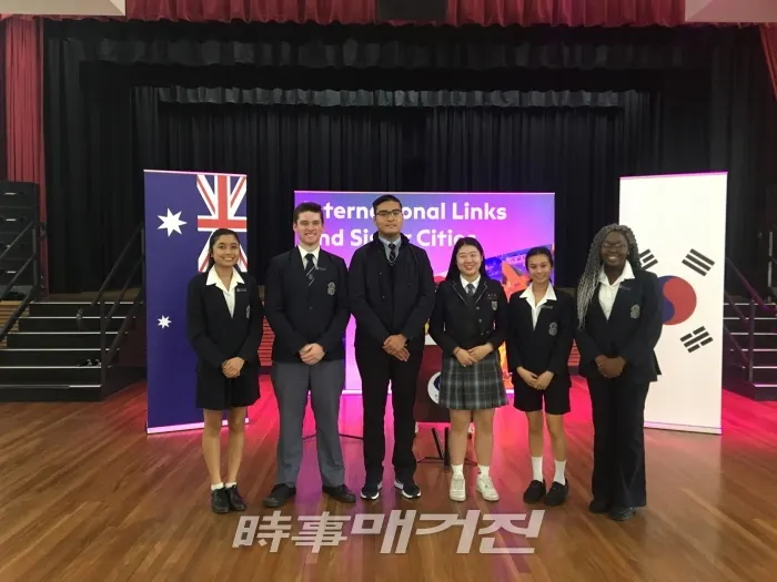 대구 수성구 자매도시인 호주 블랙타운을 방문한 지역의 청소년들이 블랙타운 청소년 대사들과 함께 양국의 국기 앞에서 기념촬영을 하고 있다. (왼쪽부터 세 번째 김동한 학생, 네 번째 배지호 학생) 2018.11.02. (사진=수성구 제공)
