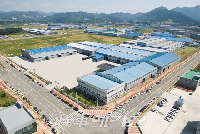 (주)아시아는 설치용 금속재울타리인 일명 휀스를 생산하는 업체로 지난 2009년 창업이후 2013년부터 지속적인 투자를 통해 지역의 주력산업이 되도록 꾸준히 노력하고 있다.