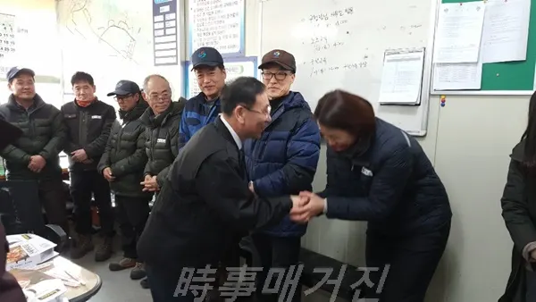 지난 17일 서정두 구청장이 환경실무원 기동반을 방문해 노고를 격려하고 있다. (사진:창원시청)