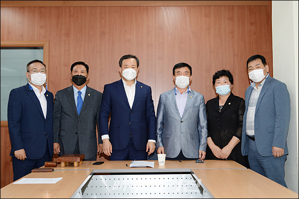 광주 북구의회 의장단과 이형석 의원(사진_북구의회 제공)