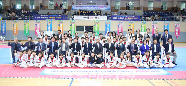 제 7회 광주광역시 서구청장배 생활체육 태권도대회 기념사진(사진_정연수 기자)