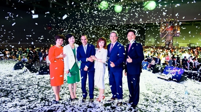 정희자 정희경 오현주 WWG 크라운 로열 사업자가 아이작 벤 샤바트 회장 하워드 콘 박사 조민호 대표 등 시크릿 최고경영진과 함께 무대에 남아 컨벤션이 성공리에 끝나자 활짝 미소지으며 기념촬영에 나서고 있다.