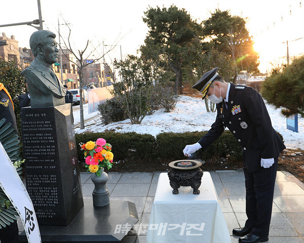 목포해양경찰서는 “제25대 서장으로 취임한 임재수 총경(52)이 노을공원에서 故(고)박경조 경위 흉상에 헌화 및 분향을 하며 추모식을 엄숙하게 거행했다”고 13일 밝혔다.(사진_목포해양경찰서)