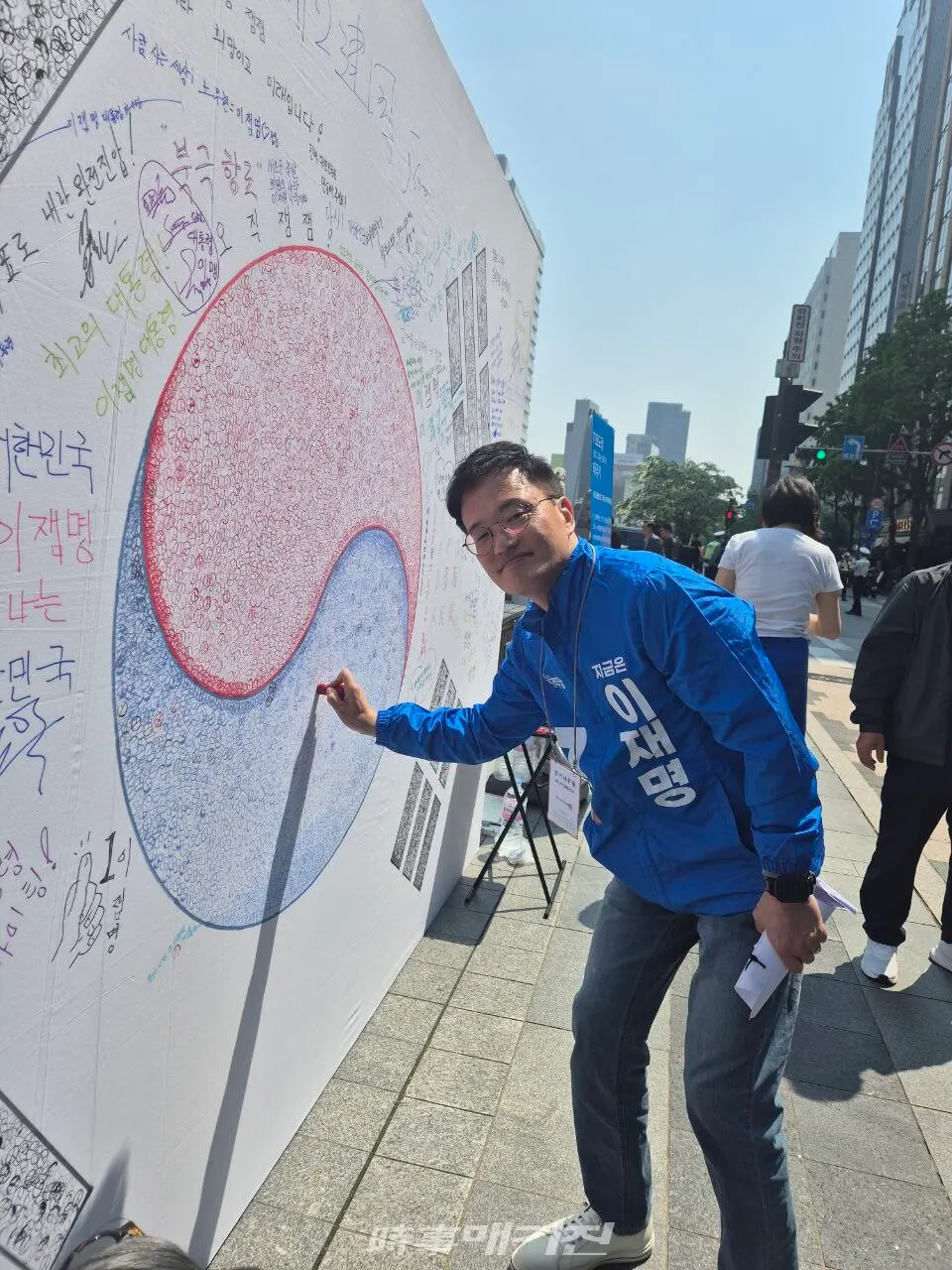 ‘기표도장으로 그리는 모두의 태극기’ 투표 독려 캠페인에 참여한 더불어민주당 박주민 국회의원(사진_하명남 기자)