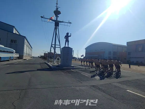 해군 해난구조전대(SSU)장병들이 15일 오후 경남 진해군항 일대에서 차가운 겨울 바람를 가르며 맨몸 구보를 하고 있다.(사진_송상교기자)