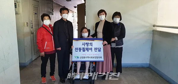 목포시는 “산정동 지역사회보장협의체는 지난 12일 당뇨 합병증으로 인하여 거동이 불편한 소외계층에게 전동휠체어를 전달했다"고 밝혔다.(사진_목포시청)