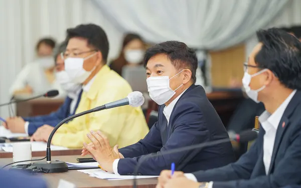 원희룡 지사가 주간조정정책회의를 주재하고 있다.