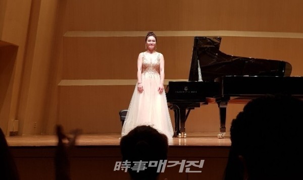 연주 후 무대에서 인사하는 피아니스트 한예진