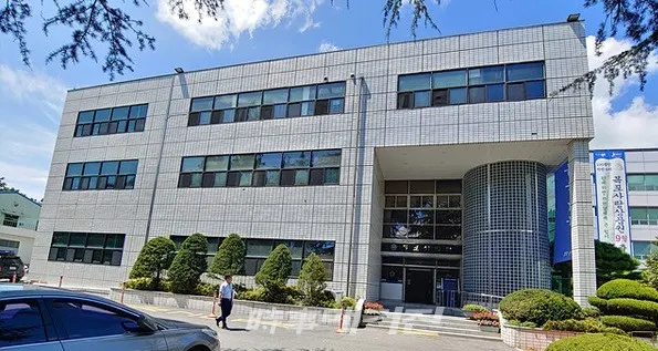 목포시의회는 “11월 13일부터 12월 21일까지 39일간의 일정으로 제362회 제2차 정례회를 운영한다”고 밝혔다.사진은 목포시의회 청사 전경이다.(사진_송상교기자)