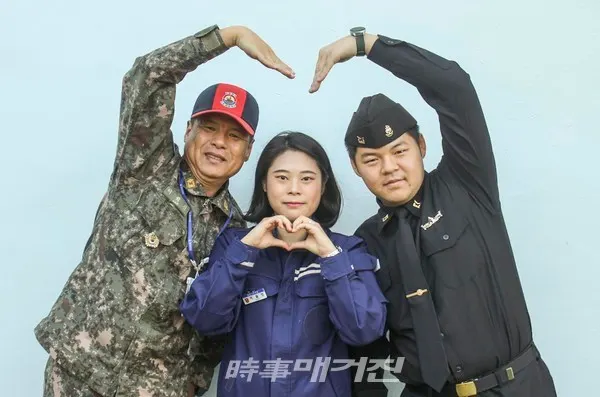 11월 11일 74주년 해군 창설 기념일을 맞아, 해군 제3함대사령부(사령관 이성열 소장)에 아버지를 따라 해군의 길을 걷고 있는 해군 가족들이 화제다.(사진_해군3함대)