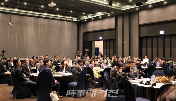 사단법인 미래농업 포럼은 ‘미래농업이 달라진다’는 대명제 아래에서 사단법인 미래농업포럼이 지난 10월 25일 전주 그랜드힐스턴 호텔에서 300여 명의 참석한 가운데 신고식 겸 출범식을 가졌다.