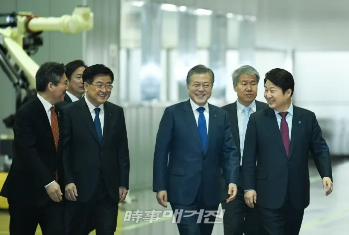 로봇산업 육성 전략 보고회(문재인 대통령을 모시고 권영진 시장이 현대로보틱스 공장 내부를 인도하고 있다.)2019.03.22. (2)