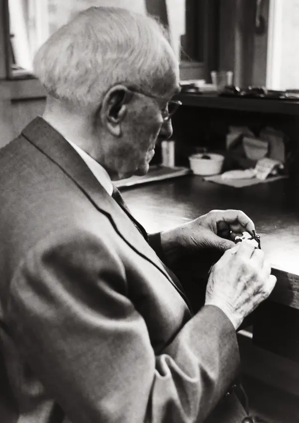 JUNG(융/Albrecht Jung Gmbh & Co. KG)은 1912년 설립 이래 스위치 및 배선기구 등 전기 설비 분야에서 100년이 넘는 기간 동안 끊임없는 개발과 발전을 거듭해온 글로벌 기업이다.