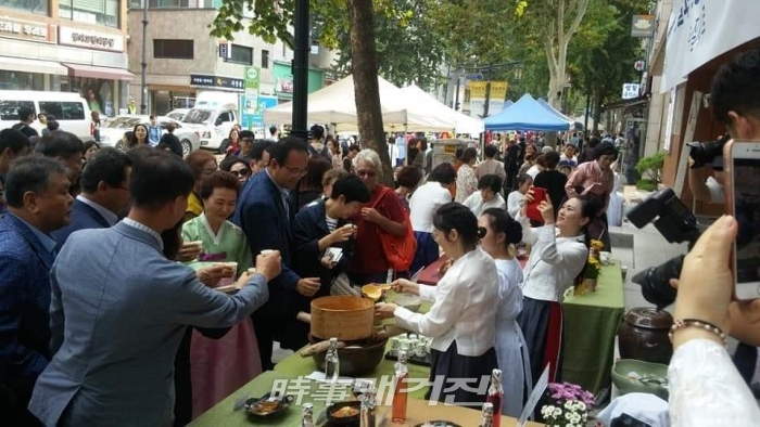 ‘돈화문로 문화축제’에서 (사)한국전통음식연구소(대표 윤숙자) 궁중술 전시, 시음행사 인기 만점!