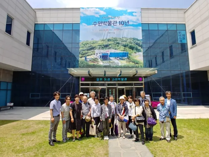 제암리교회 학살 등 수원지역의 독립운동 관련자료를 보러 방한한 일본방문객들이 수원박물관에서 촬영을 하고 있다.