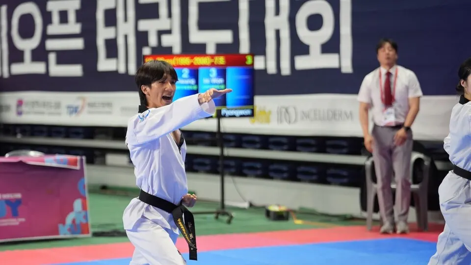 지난 5일 부산시 기장실내체육관에서 진행된 ‘2025 김운용컵 국제오픈태권도대회’에 참가한 신천지 태권도 대표팀 임원택 선수가 품새 경기에서 고려품새를 시연하고 있다.(사진_신천지예수교)