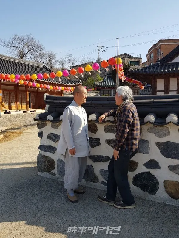 현세의 법현스님. 많은 것 보다 지금처럼 물질만 추구하려는 어리석은 중생들에게 그저 편하게 말씀을 전해주고 가끔은 밥도 같이 나누고, 혹 여유가 되면 곡차라도 한잔 사준다면 더할 나위 없는 생불이다.