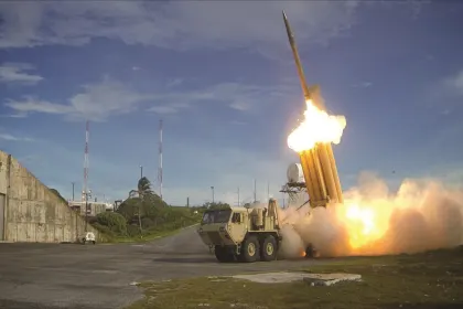 ▲ 사드(THAAD) 포대. 요격 미사일을 발사하고 있다.