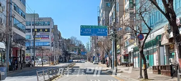 기도 시흥시 연성동(蓮城洞)은 부천시와 안산시 사이에 위치하는 대한민국 주요 공업도시의 일반적인 행정동 중 하나다. 특히 연성IC는 동서를 가로지르는 330번 국도를 달리다 보면 교통의 요지로 떠오르고 있는 광명 인근 목감IC에서 인천 앞바다에 이르는 송도IC까지 고속도로를 잇는 중간지점에 위치한다.