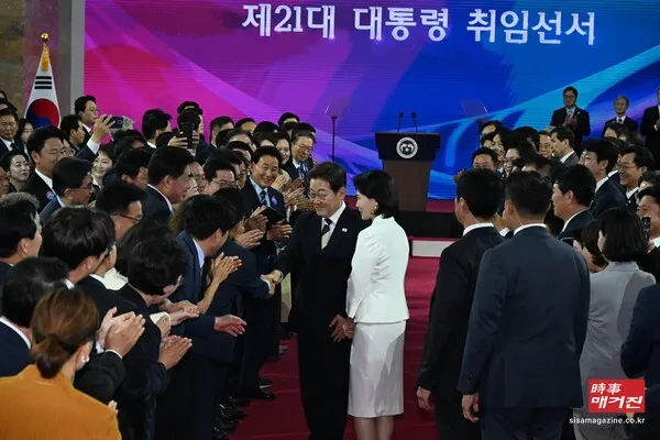 이날 취임식은 5부요인과 정당대표, 국회의원, 국무위원 등 약 300명이 참석한 가운데 당선 즉시 국정현안을 빠르게 챙기고자 하는 이 대통령의 의지에 따라 취임선서 중심으로 간소하게 진행됐다.(사진_뉴시스)
