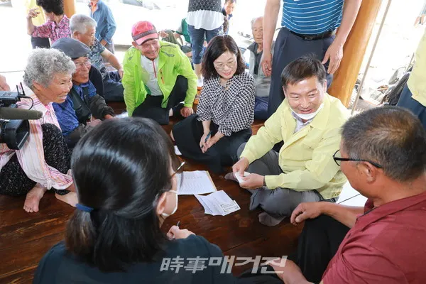 군민, 전춘성군수와 대화(사진_진안군)