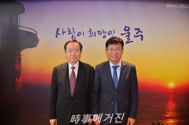 이선호 울주군수가 12일 군수실에서 양승택 전 정보통신부장관을 만나 '스마트시티 울산' 관련 이야기를 나눴다. 사진 왼쪽부터 양승택 전 정보통신부장관, 이선호 울주군수. (사진_울주군)