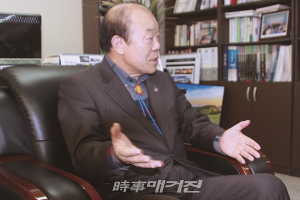 김영진 전 장관은 “제 체험과 삶의 경험들을 바탕으로 오늘날 행보를 이어갈 수 있었다. 3.1운동, 4.19혁명, 5.18민주화운동을 말로만 3대 민족민주평화운동을 전국화 세계화만 시킬 것이 아니라 우리가 국민들에게도 알리고 국제사회의 공인된 유엔과 유네스코로부터도 공인을 받아야 된다. 그래야 우리 3대 민족민주평화운동이 프랑스혁명사에 버금가는 대등한 위치에서 국제사회의 인정을 받게 된다 그러면 한민족의 위상이 올라간다. 그래서 그것을 실천하는데 온 힘을 다하고 있다”고 말한다.