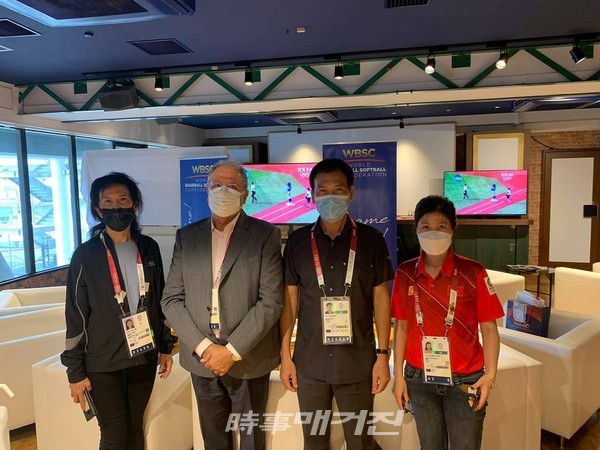 왼쪽부터 WBSC 벵츄로(Beng Choo Low) 사무총장 , 리카르도 프리카리(Riccardo Fraccari) 회장, 쩐득판(Tran Duc Phan) 베트남 야구협회장, 하잉(Hanh)(사진_헐크파운데이션)